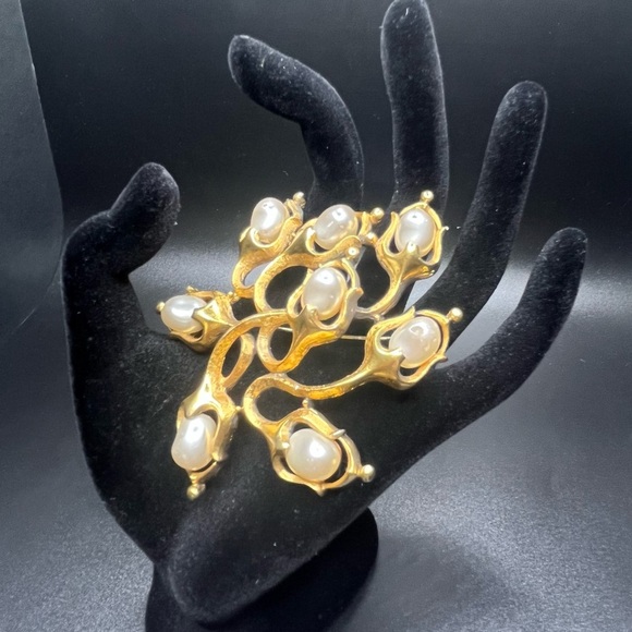 Tortolani Jewelry - Vintage Tortilani gold tone faux pearl statement brooch large abstract
